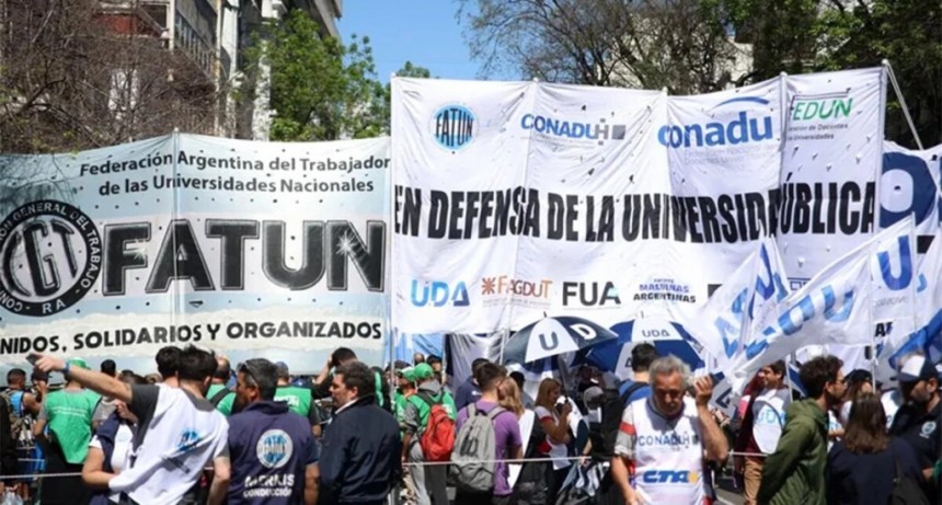 Docentes universitarios rechazaron el aumento del 6,8%