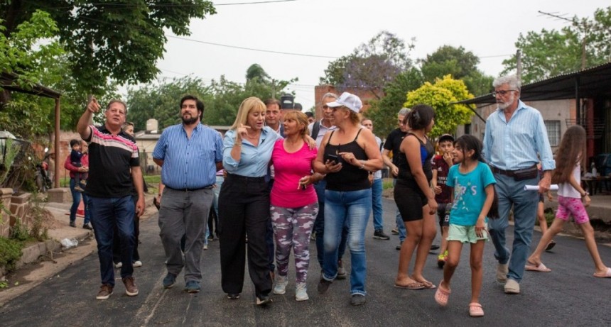 La intendenta Chahla supervisó obras de pavimentación en el barrio 11 de Marzo