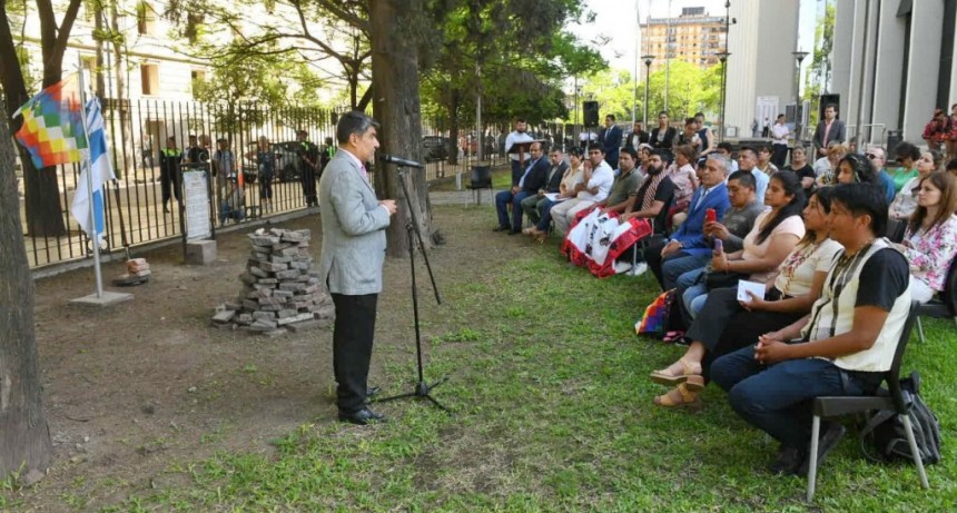 En la Legislatura se inauguró un mástil en el que se izó la bandera Wiphala