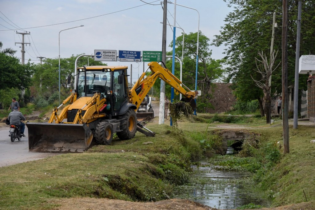 Con máquinas y manualmente: así avanza el plan contra anegamientos en la capital tucumana