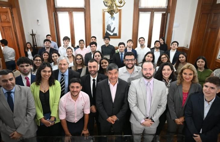 Acevedo recibe a becarios y enfatiza el valor de la política para transformar la realidad