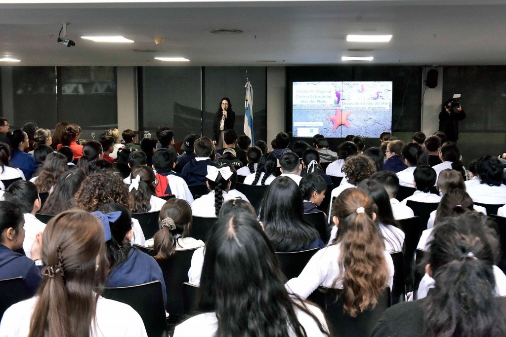 La Legislatura abre sus puertas a la ciencia para despertar vocaciones en la juventud