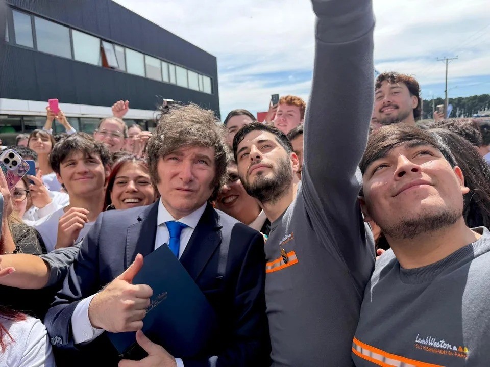 Milei responde con ironía a un insulto durante su visita a Mar del Plata