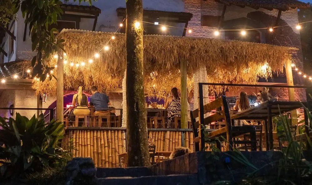 Violento asalto en Yerba Buena: delincuentes armados robaron un restaurante y regresaron minutos después por cervezas