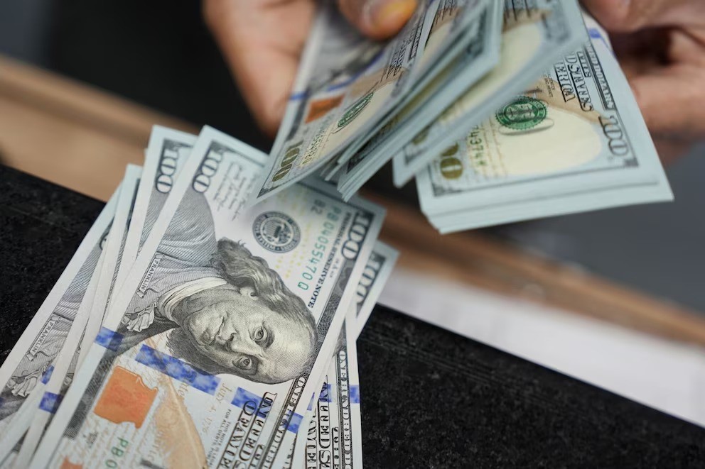 El dólar cae a $1.349 con la mayor baja en cinco meses