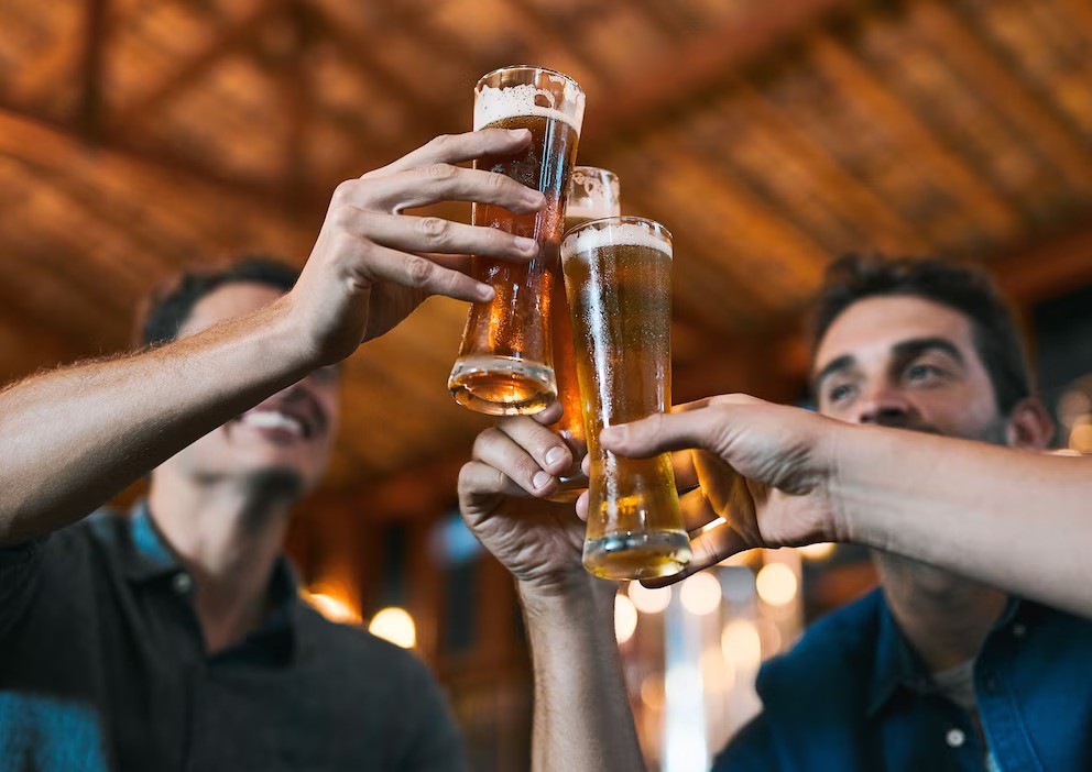 Especialistas advierten: el consumo de cerveza después de los 65 años acelera riesgos para la salud cerebral