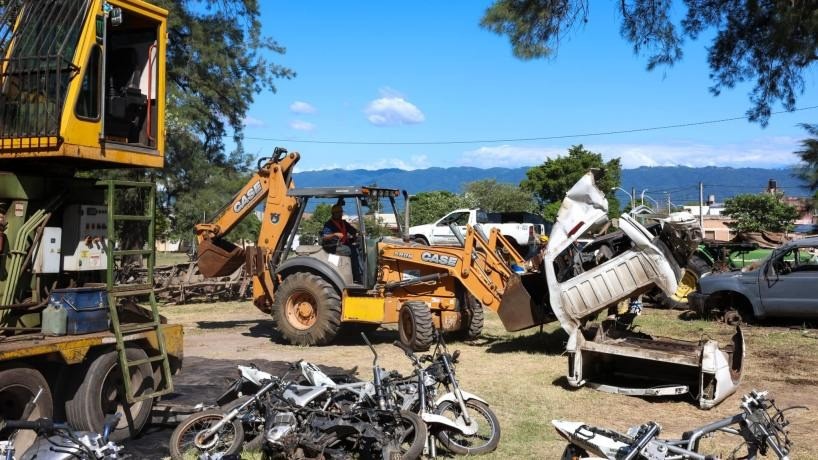 Inconsistencias en informes oficiales generan reclamo sobre compactación de vehículos en San Miguel de Tucumán
