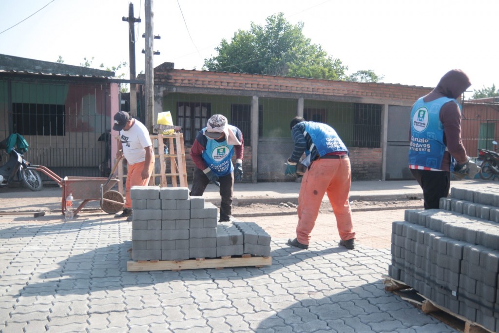 Obras de pavimento articulado: así avanza el plan de urbanización municipal en La Banda del Río Salí