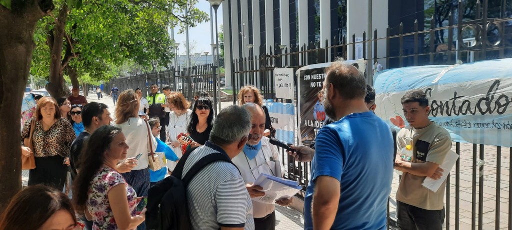 Ciudadanos realizaron una reunión popular tras la convocatoria “#ConLosNiñosNo” en la Legislatura de Tucumán