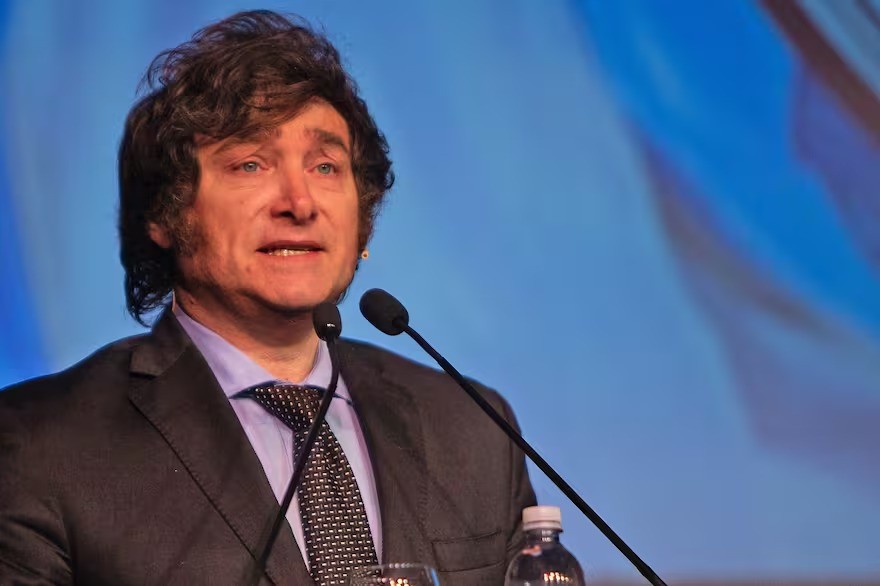 Milei encara la recta final electoral entre un cambio interno y presiones para construir gobernabilidad.