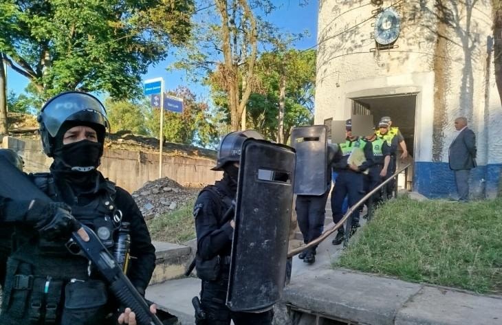 Con un operativo de seguridad, trasladan a 19 condenados a la cárcel de Benjamín Paz