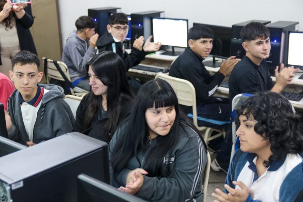 Banda del Río Salí refuerza su política educativa con la entrega de computadoras en una escuela técnica