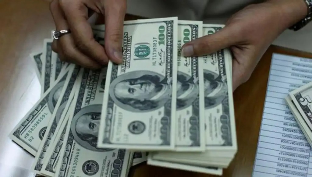 El mercado cambiario bajo tensión: suba del dólar y caída de bonos en la previa electoral