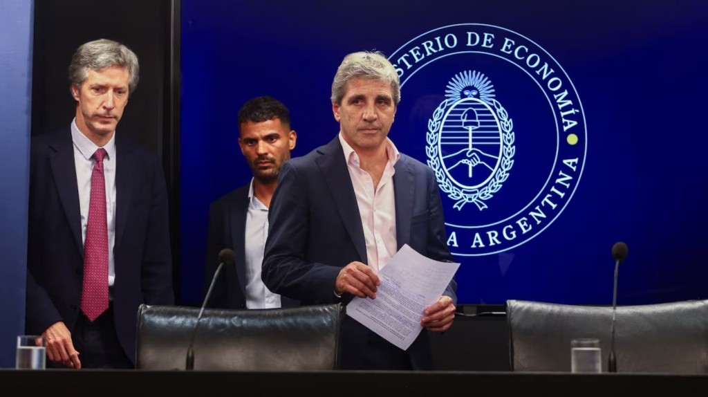 Caputo descarta cambios en el esquema cambiario: 