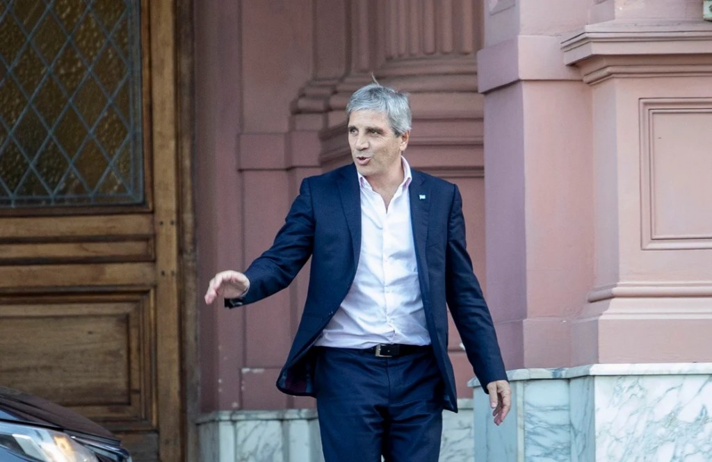 Caputo descarta cambios en Economía y destaca su 