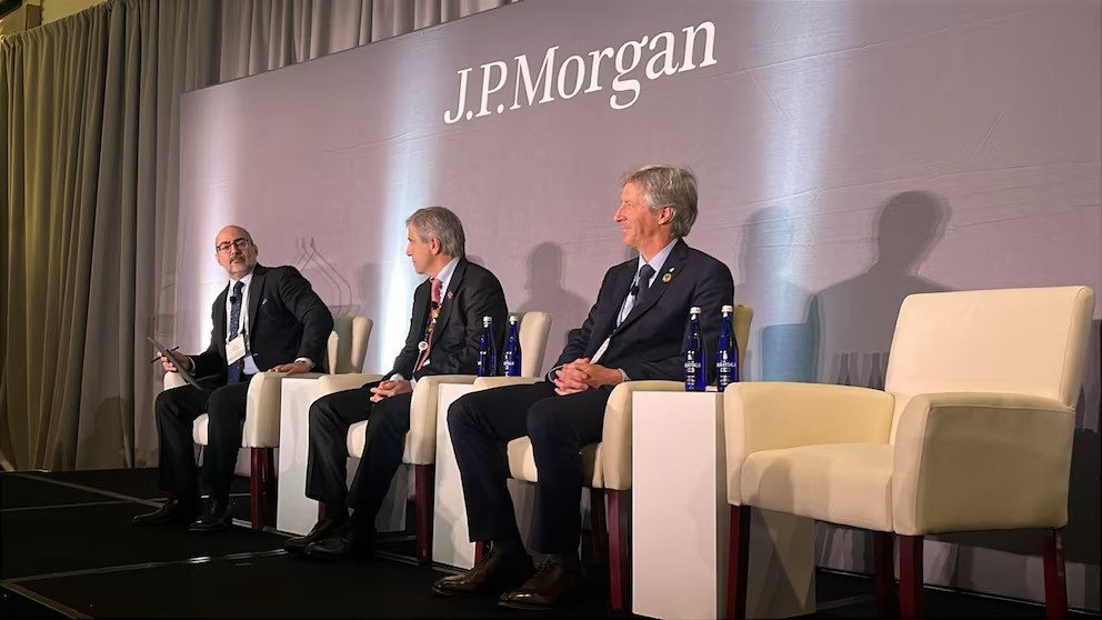 Caputo se reúne con el CEO de JP Morgan en medio de la búsqueda de financiamiento clave