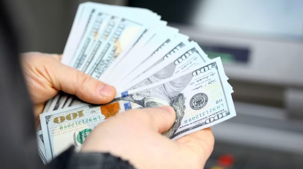 El dólar oficial cede a dos días de las elecciones y opera cerca del piso de la banda cambiaria