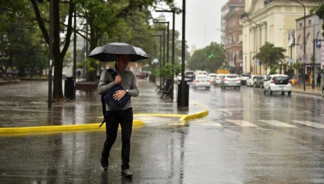 Tucumán amanece bajo lluvia: el termómetro marca un abrupto descenso térmico