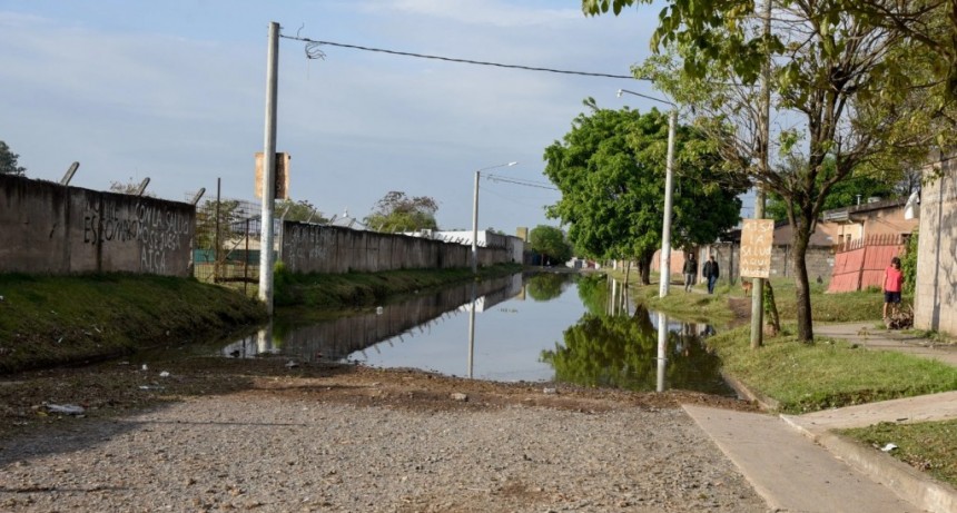Tras la tormenta, municipio actúa sobre un canal para aliviar anegamientos en Barrio 128 Viviendas
