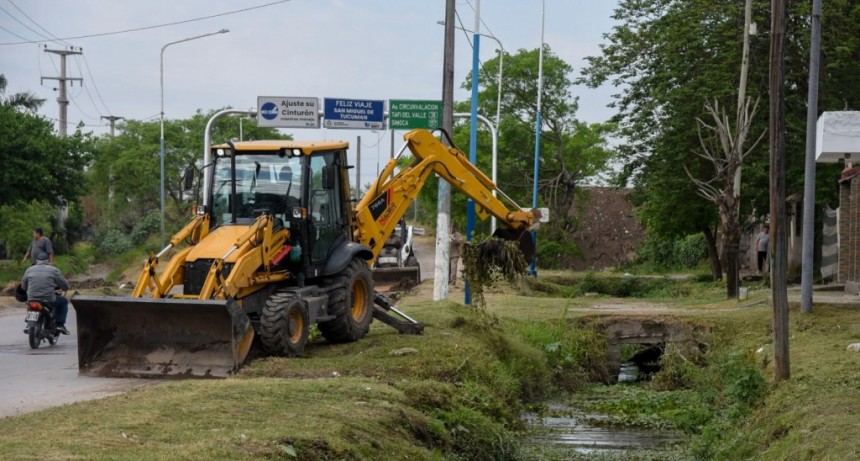 Con máquinas y manualmente: así avanza el plan contra anegamientos en la capital tucumana