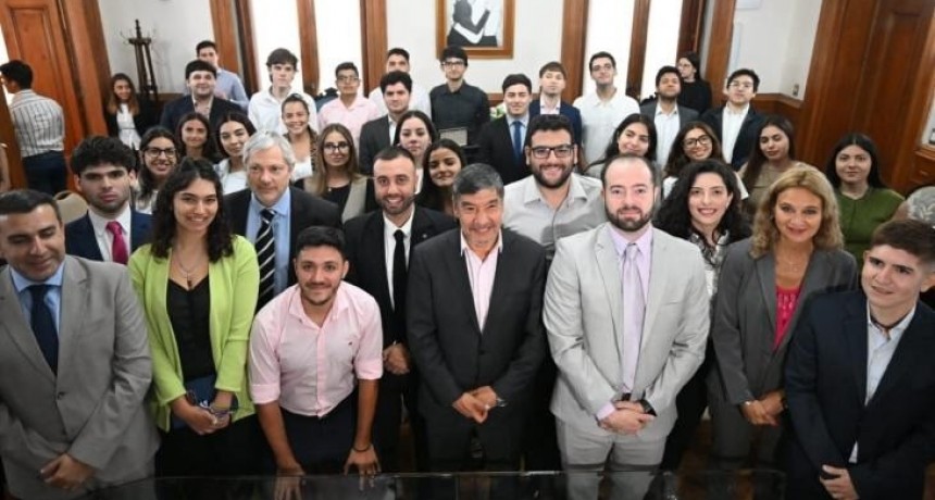 Acevedo recibe a becarios y enfatiza el valor de la política para transformar la realidad