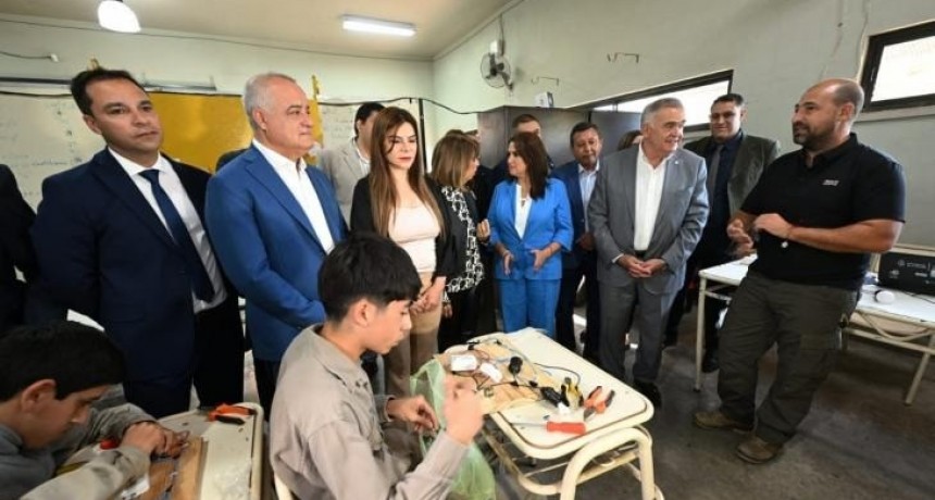 El Gobierno de la provincia entregó equipamiento en una escuela técnica