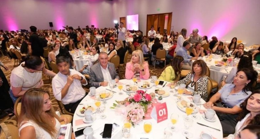 Chahla, Acevedo y Jaldo encabezaron un acto por la concientización del cáncer de mama