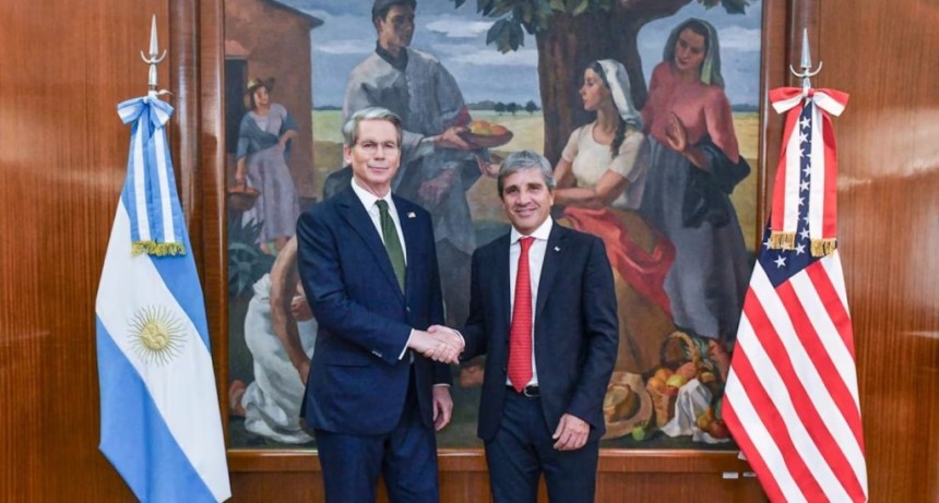 Caputo negocia en Washington el salvataje para las reservas del BCRA