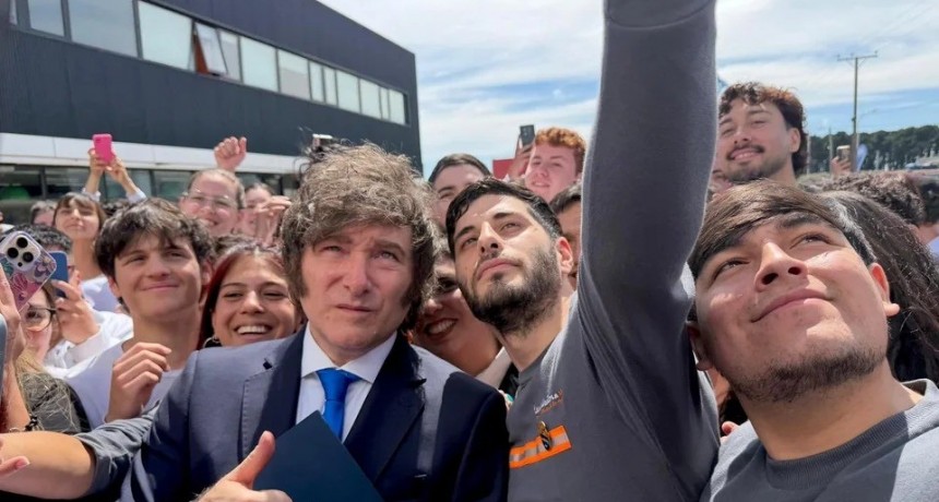 Milei responde con ironía a un insulto durante su visita a Mar del Plata