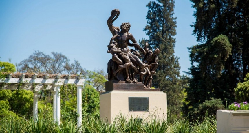 El Bus Turístico de Tucumán estrena un recorrido por el museo a cielo abierto del Parque 9 de Julio