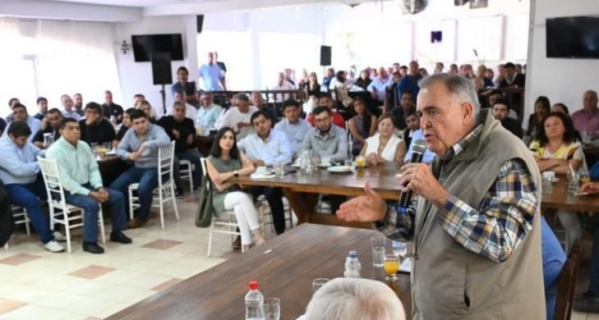 Jaldo se reúne con los 93 comisionados comunales en pleno feriado