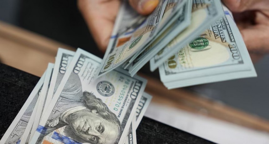 El dólar cae a $1.349 con la mayor baja en cinco meses
