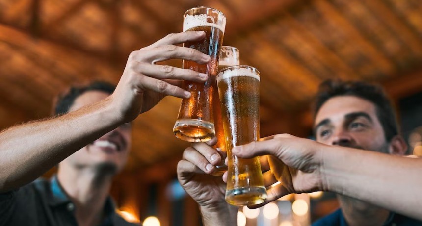 Especialistas advierten: el consumo de cerveza después de los 65 años acelera riesgos para la salud cerebral