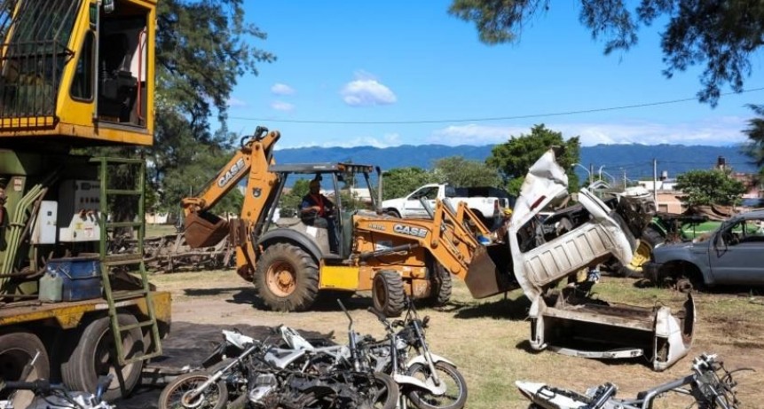 Inconsistencias en informes oficiales generan reclamo sobre compactación de vehículos en San Miguel de Tucumán