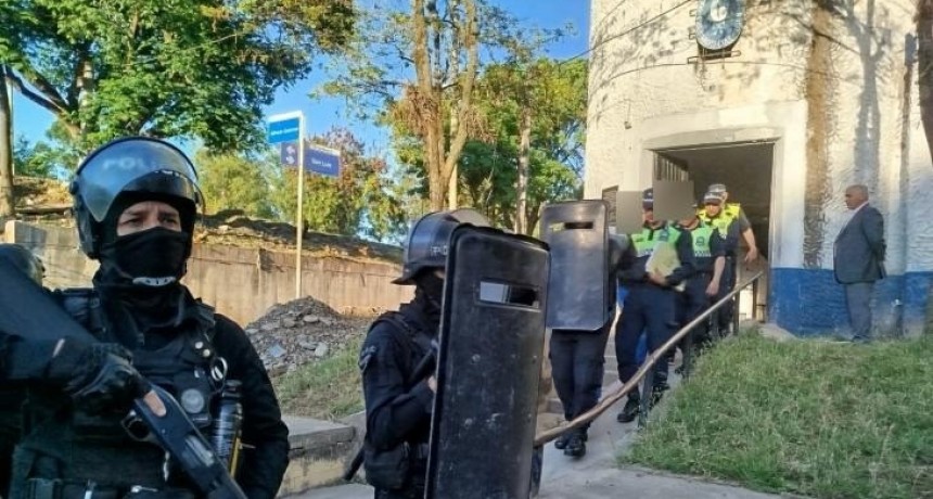 Con un operativo de seguridad, trasladan a 19 condenados a la cárcel de Benjamín Paz