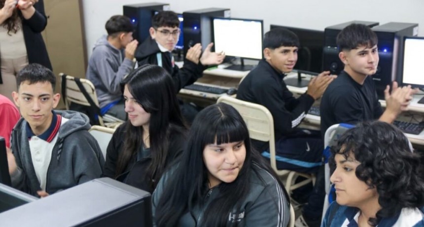 Banda del Río Salí refuerza su política educativa con la entrega de computadoras en una escuela técnica