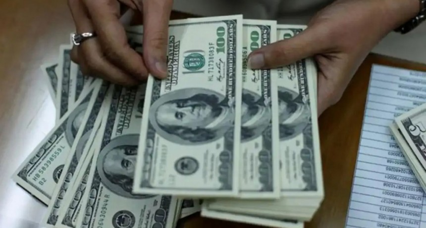 El mercado cambiario bajo tensión: suba del dólar y caída de bonos en la previa electoral
