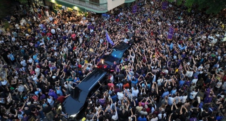 Milei encabezó una caravana en Córdoba con un llamado contra 
