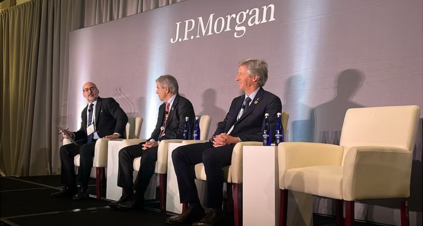 Caputo se reúne con el CEO de JP Morgan en medio de la búsqueda de financiamiento clave