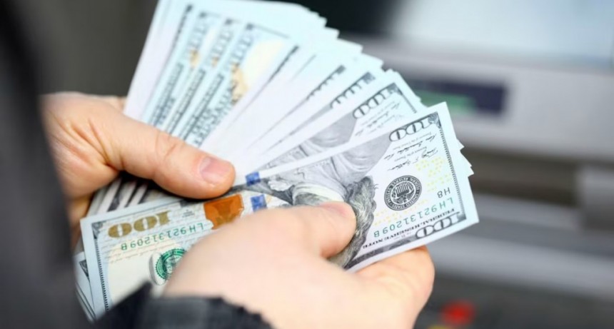 El dólar oficial cede a dos días de las elecciones y opera cerca del piso de la banda cambiaria