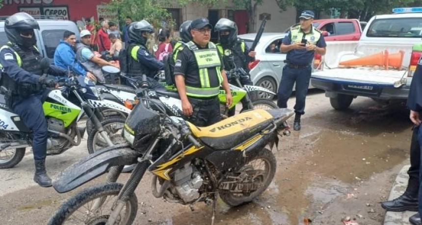 Persecución policial termina con adolescente detenido por robo de moto