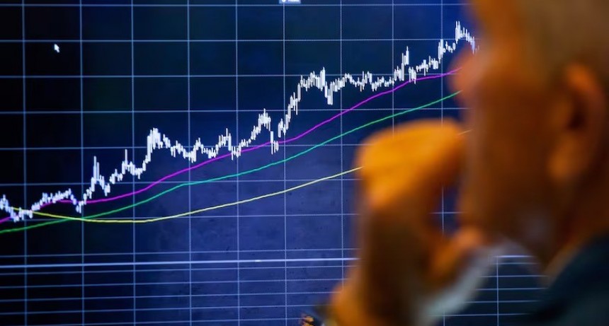 El Riesgo País se desploma y los activos argentinos rompen récords