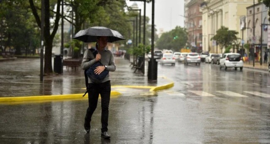 Tucumán amanece bajo lluvia: el termómetro marca un abrupto descenso térmico