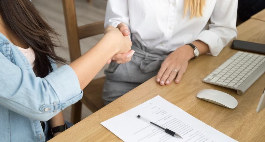 El oficialismo impulsa una reforma laboral que modifica vacaciones, licencias y beneficios sociales