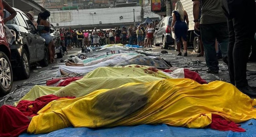 Escenas dantescas en Río: vecinos rescatan más de 50 cuerpos y los alinean en plaza para identificación