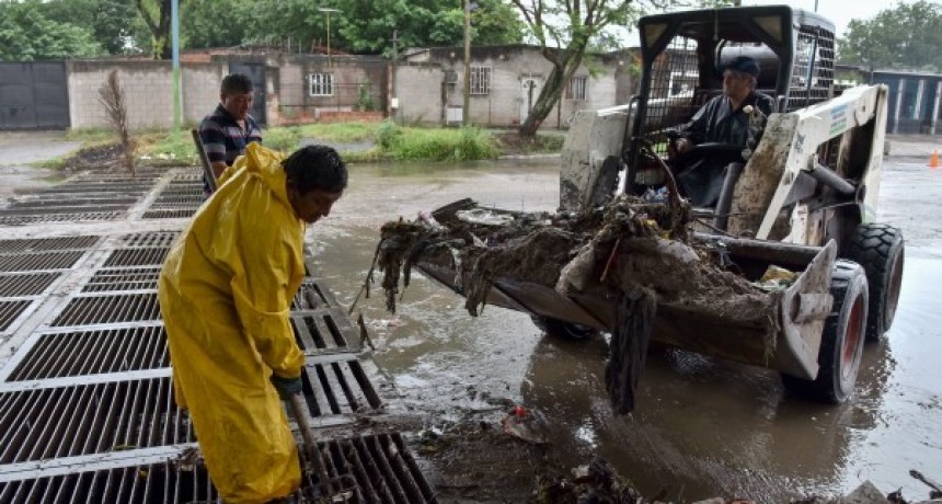 La Municipalidad intensifica la limpieza de los desagües pluviales tras la tormenta