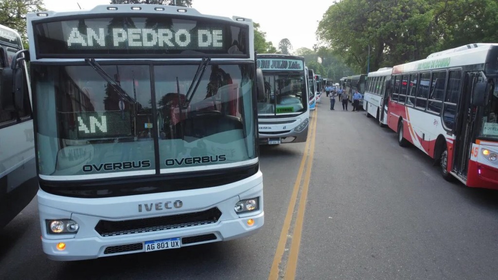 El Gobierno avanza en la adquisición de 100 colectivos