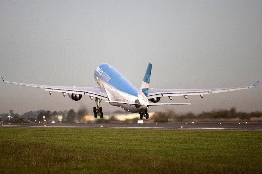 Aerolíneas Argentinas: si no se aprueba su privatización, se cerrará