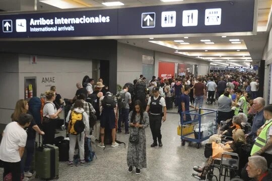 Controladores aéreos anunciaron un cronograma de medidas de fuerza que incluye paros intermitentes