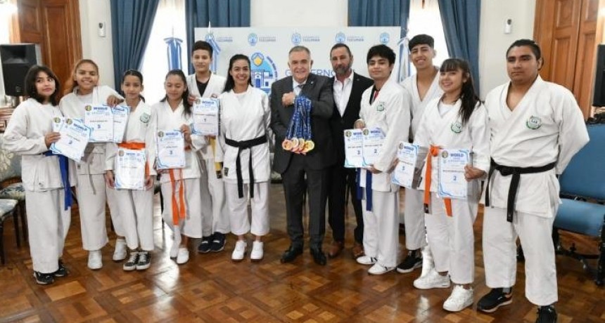 Jaldo recibió a los jóvenes karatecas que ganaron medallas en el Mundial